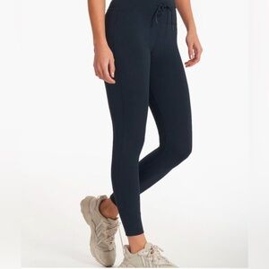 NWOT Vuori Black Daily Leggings Size Large